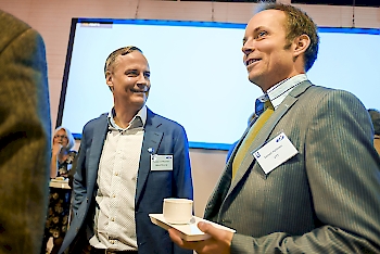 Muun muassa Niklas von Weymarn (vasemmalla) kommentoi teollisuuden näkökulmasta tutkimuksia iltapäivän Johan Gullichsen -kollokviossa.